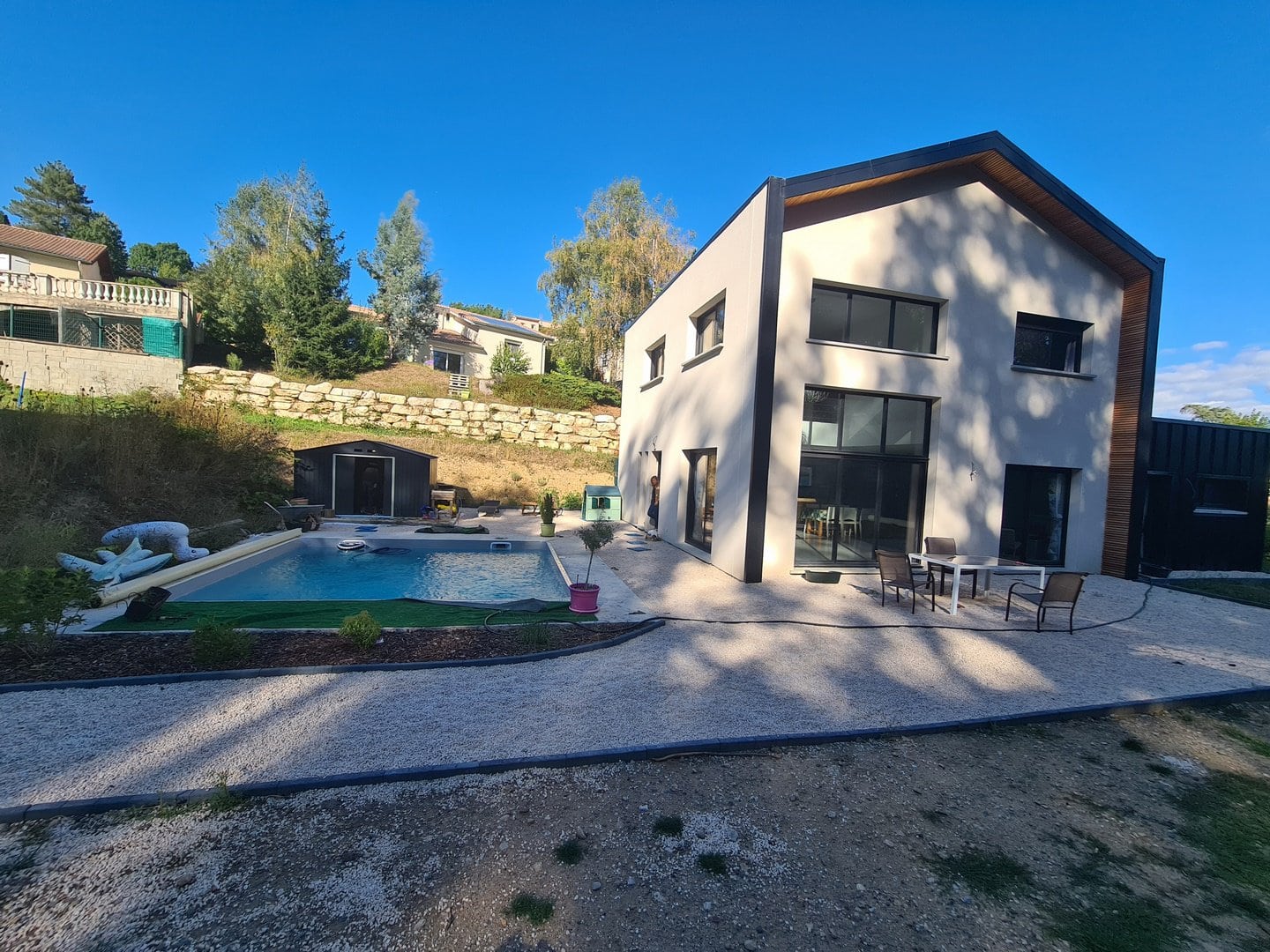 Maison contemporaine avec piscine réalisée par AL'RT Construction, maître d'œuvre dans la Loire